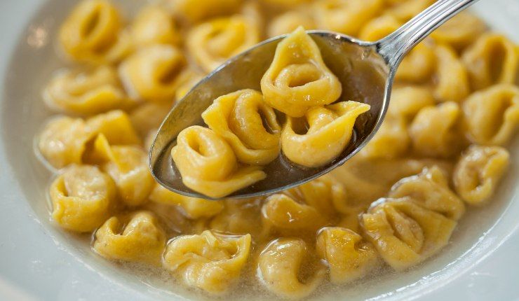 Tortellini al brodo e vino