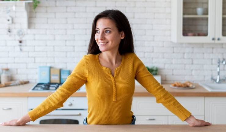 Una donna in cucina