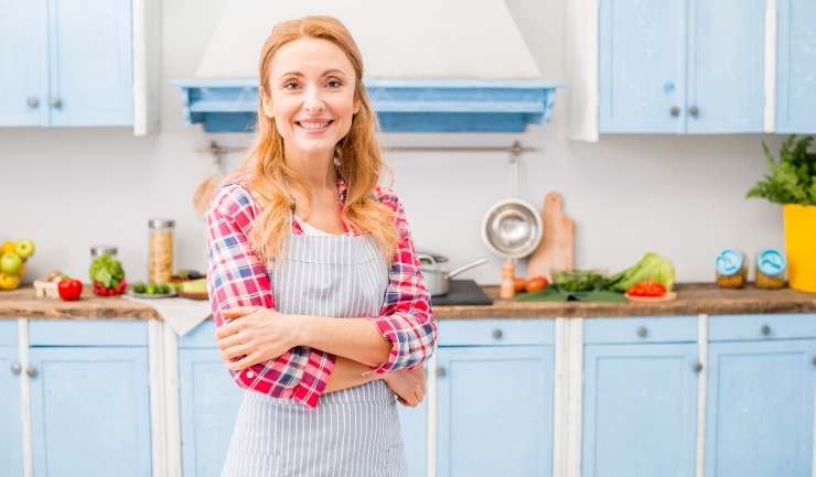 Una donna in cucina