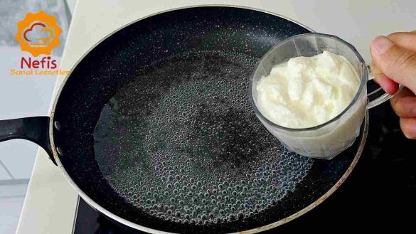 Versare lo yogurt nell'acqua bollente