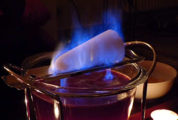 Zucchero in fiamme per preparare la Feuerzangenbowle