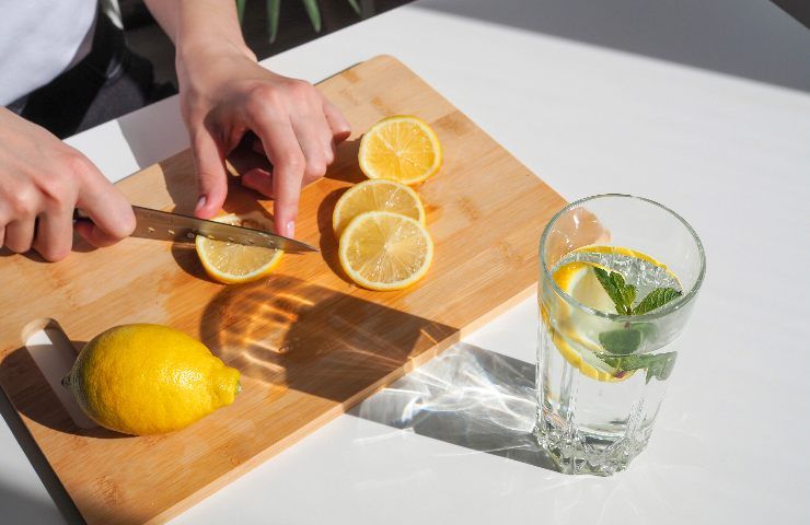 Acqua e limone appena svegli