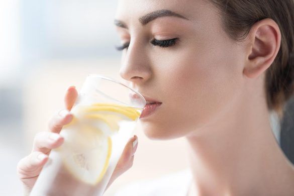 Bere acqua e limone
