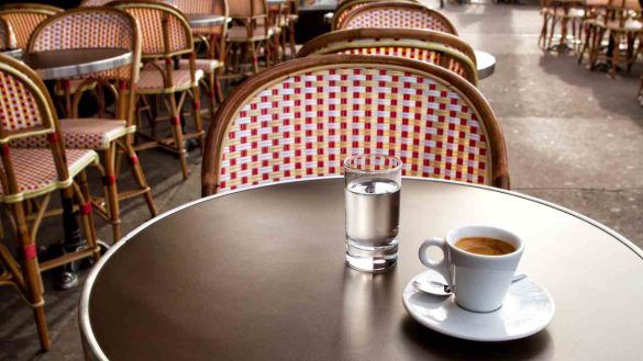 Bicchiere d'acqua gratis al bar