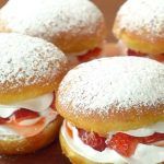 Bomboloni con panna e fragole