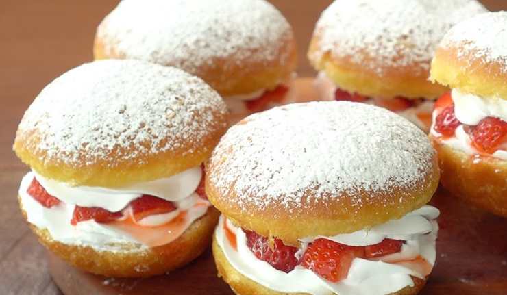 Bomboloni con panna e fragole