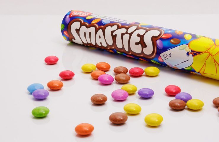 Confezione cilindrica degli Smarties