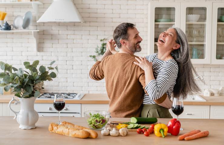 Coppia balla in cucina