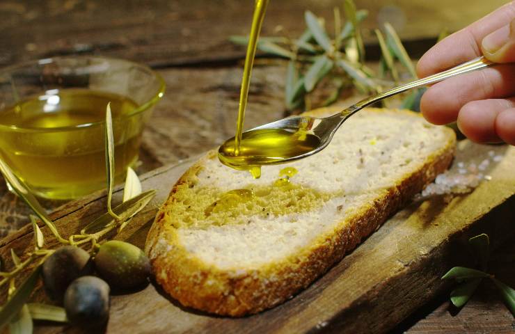 Cucchiaino di olio di oliva