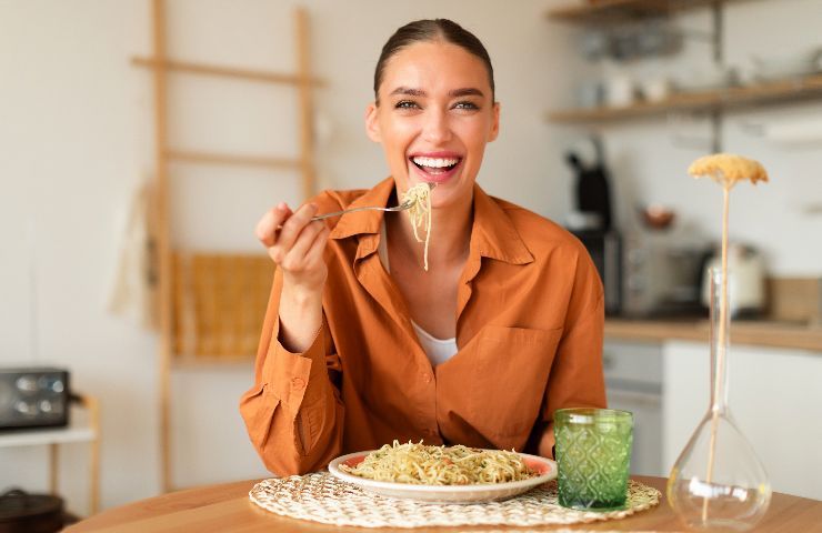 Donna mangia piatto di pasta