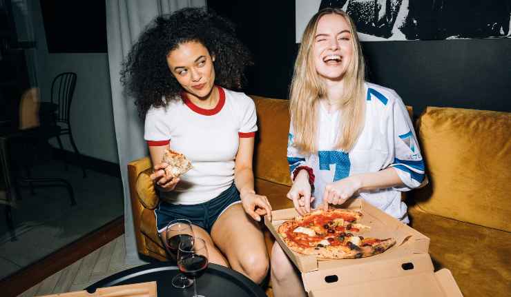 Due persone che mangiano la pizza