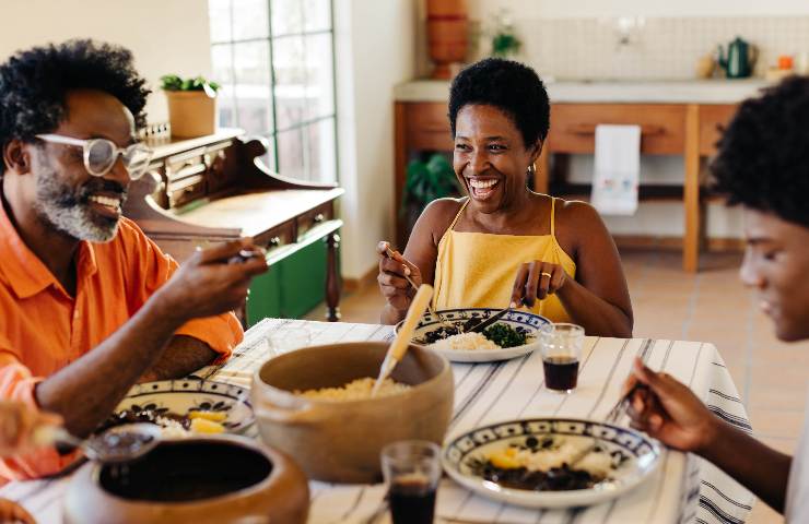 Famiglia mangia la Feijoada