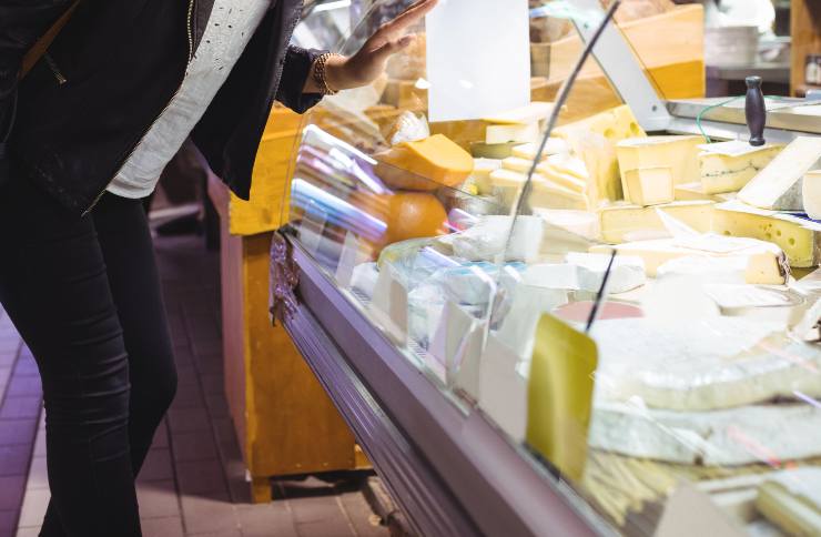 Formaggi sul bancone di un supermercato