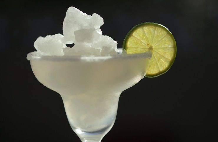 Cocktail con ghiaccio scenico