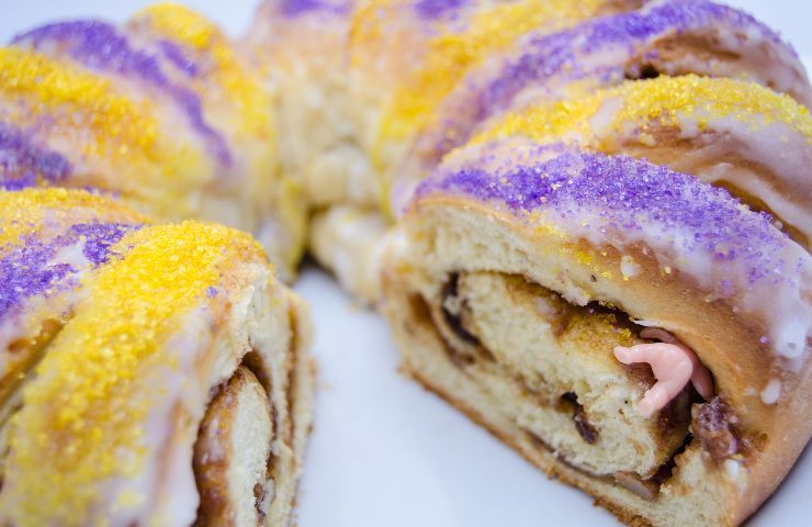 King Cake con bambino di plastica