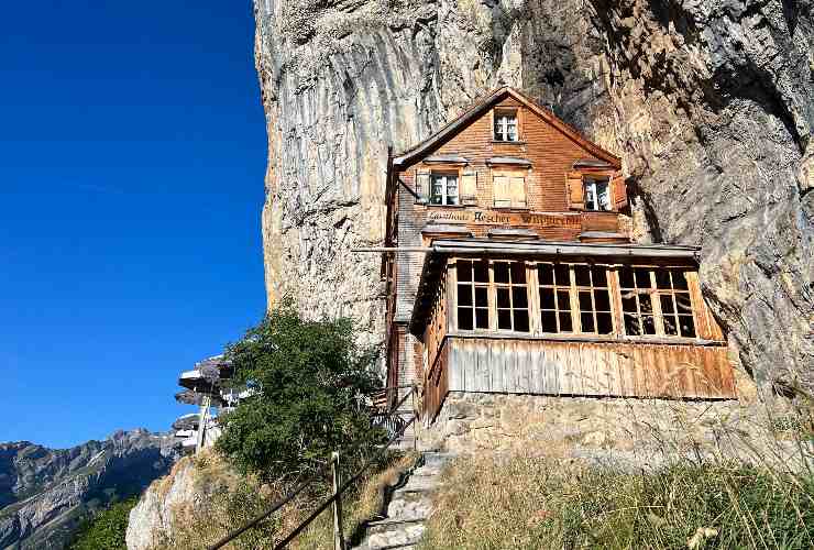 Locanda Aescher ubicata su roccia a strapiombo