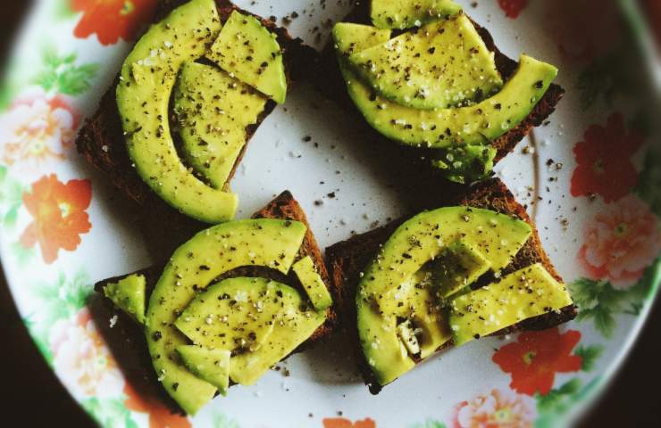 Pane integrale e avocado