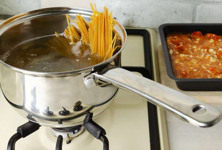 Pasta che si piega in acqua bollente