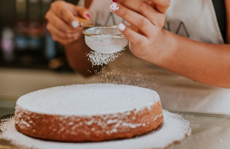 Zucchero a velo sulla torta
