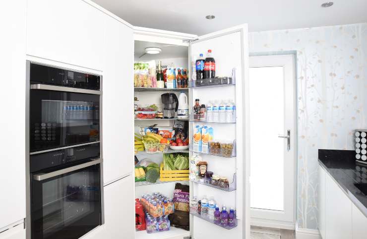 Porta del frigorifero aperta
