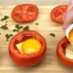 Ricetta della colazione uovo nel pomodoro