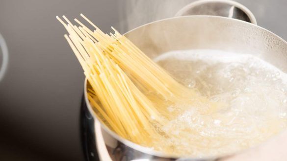 Spaghetti in acqua bollente