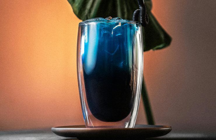 Tè blu con ghiaccio