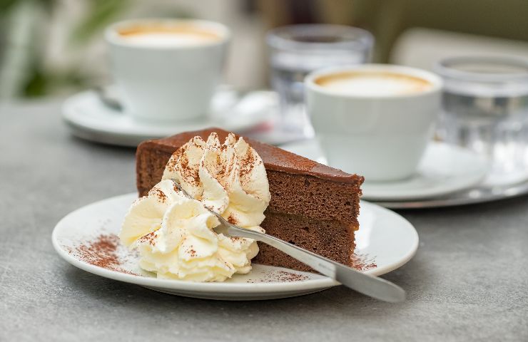 Torta Sacher con panna montata