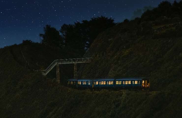 Treno che viaggia di notte