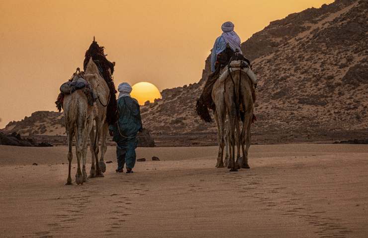 Due tuareg nel deserto