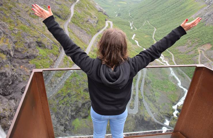 Turista ammira il panorama a Trollstigen