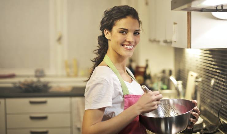 Una donna che cucina