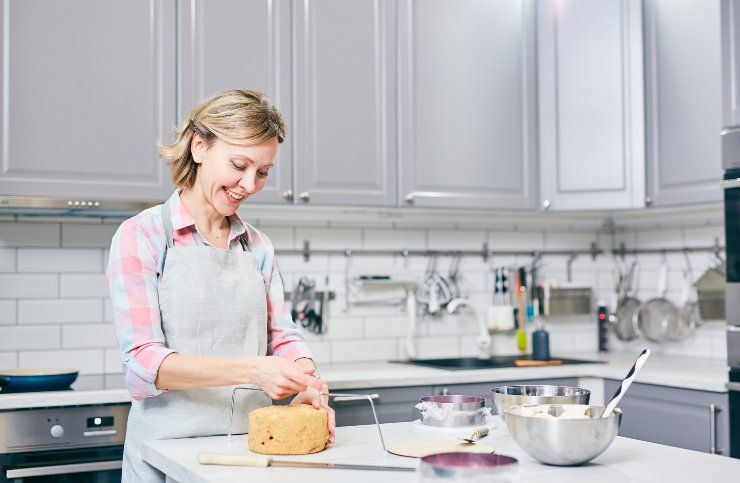 Una donna che cucina