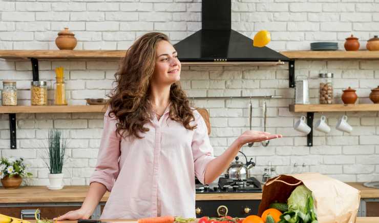 Una donna che cucina