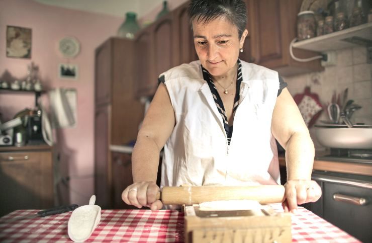 Una donna in cucina