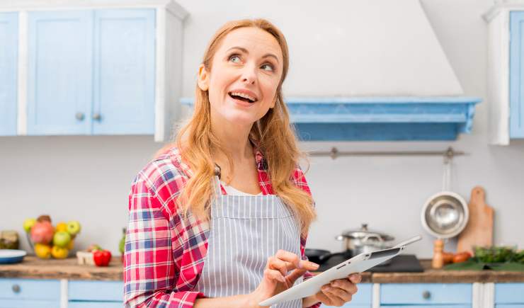 Una donna in cucina