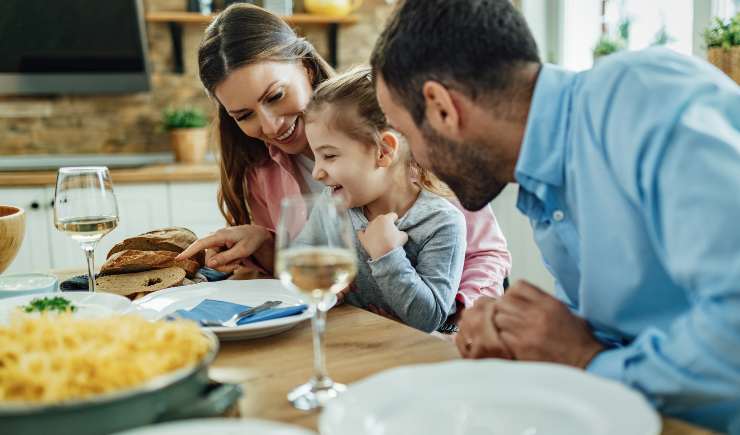 Una famiglia a tavola