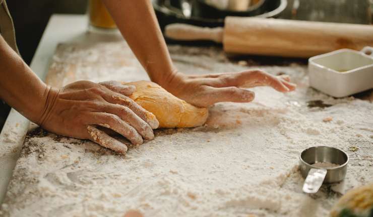 Una persona che cucina