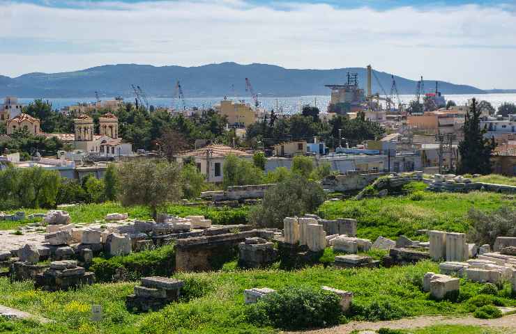 Veduta di Eleusina dal sito archeologico di Eleusi