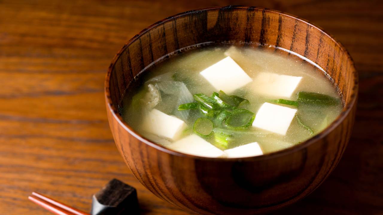 Zuppa di miso: storia e ricetta della zuppa giapponese