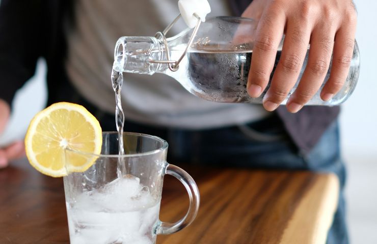 Acqua fredda con limone