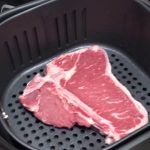 Carne rossa nella friggitrice ad aria