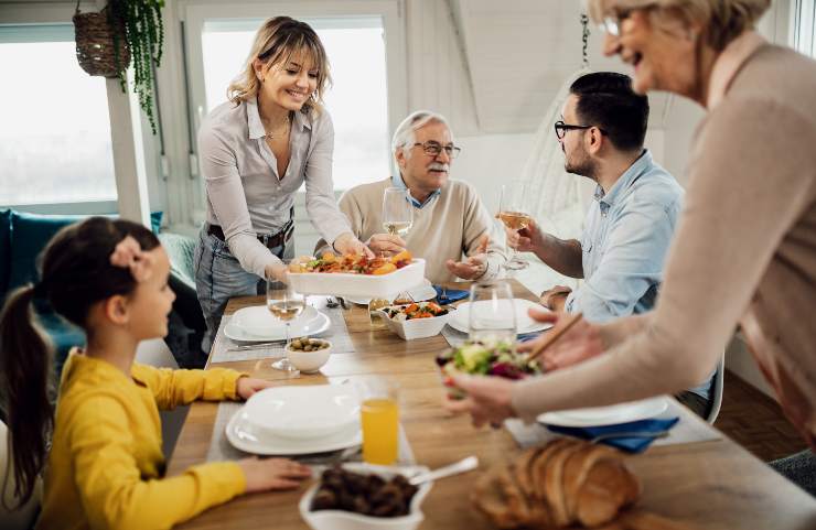 Famiglia seduta a tavola