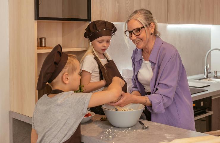 Mamma e figli in cucina