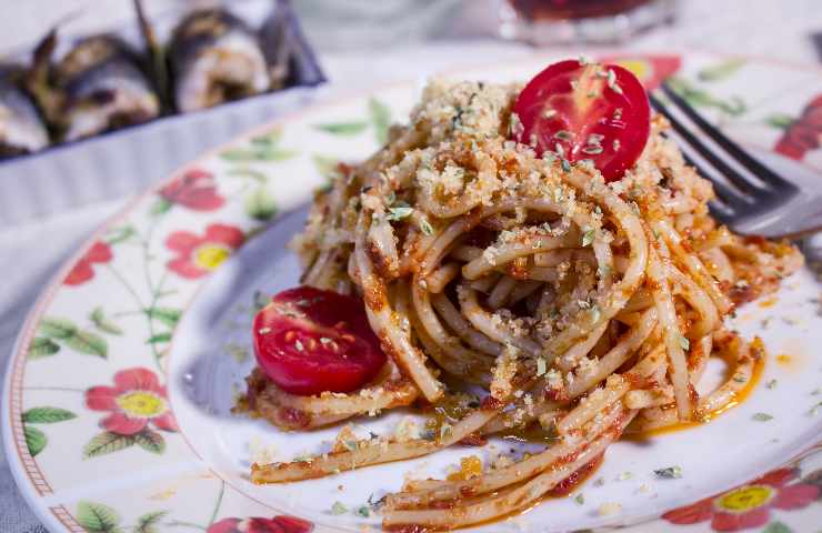 Pasta c'anciova e ca muddica atturrata