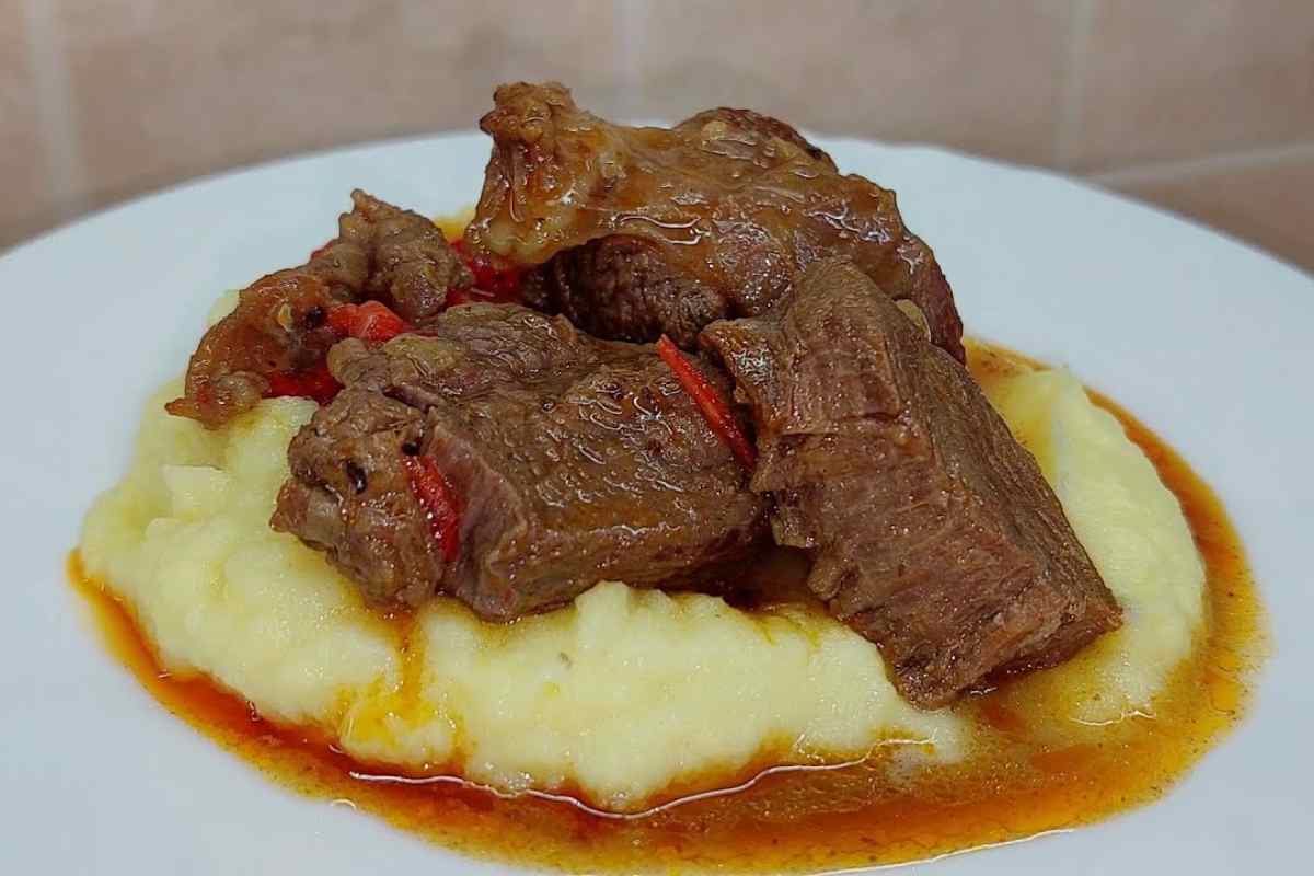 Purè di patate e gulasch