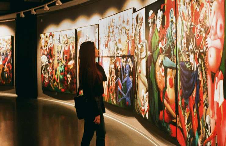 Ragazza al museo