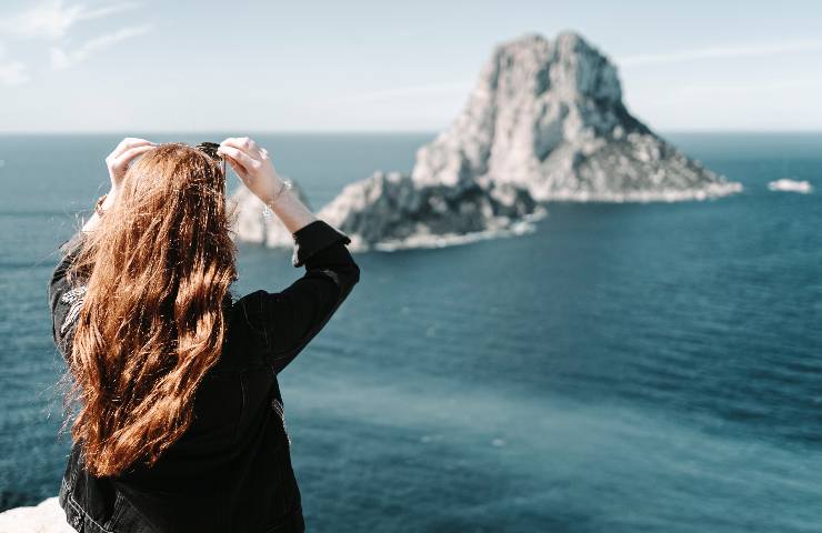 Turista osserva l'orizzonte