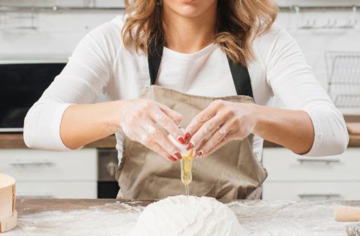 Una donna che cucina