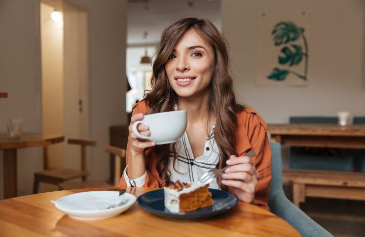 Una donna che fa la colazione